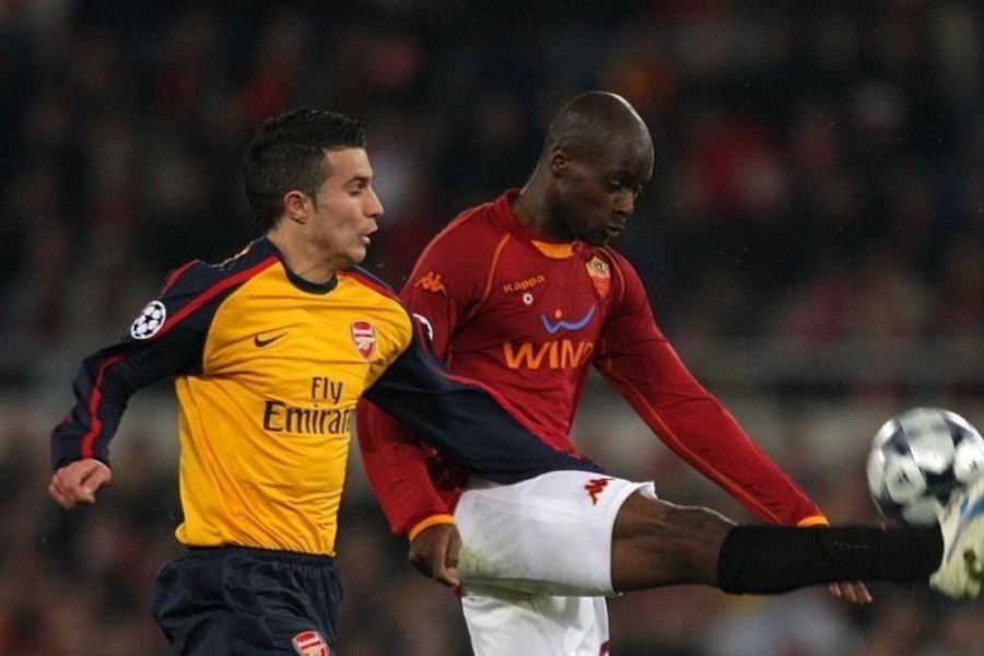 Diamoutene a contrasto con van Persie nel Roma-Arsenal del 2009 (As Roma via Getty Images)