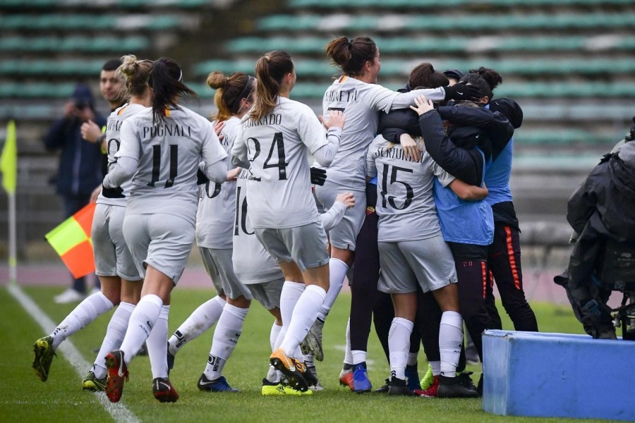 L'esultanza edlle ragazze giallorosse al gol di Serturini, di LaPresse