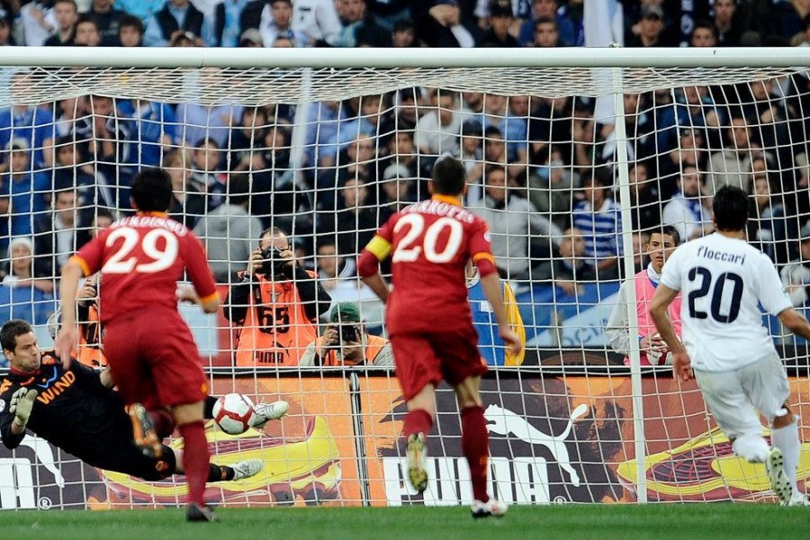 La parata di Julio Sergio sul rigore di Floccare nel derby del 18 aprile 2010 (As Roma via Getty Images)