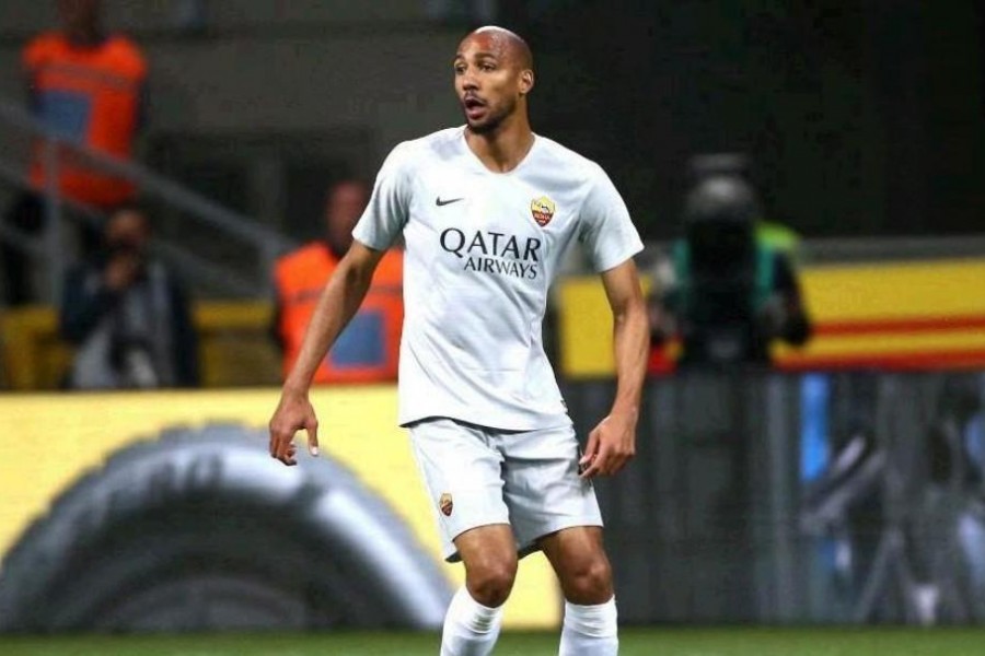 Nzonzi con la maglia della Roma, di Mancini