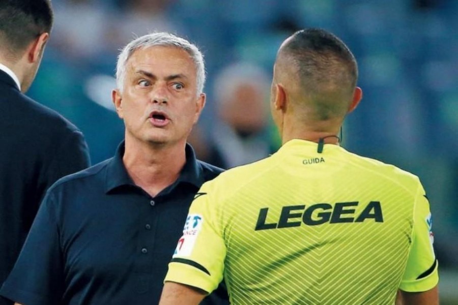 Lo sguardo di José Mourinho verso l’arbitro Guida, di Mancini