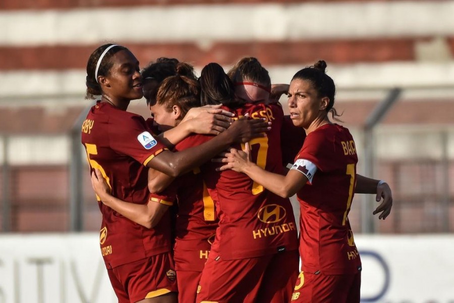 Le giallorosse esultano dopo un gol  (As Roma via Getty Images)