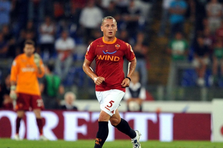 Philippe Mexes, con Julio Sergio alle sue spalle, in una partita del 2011