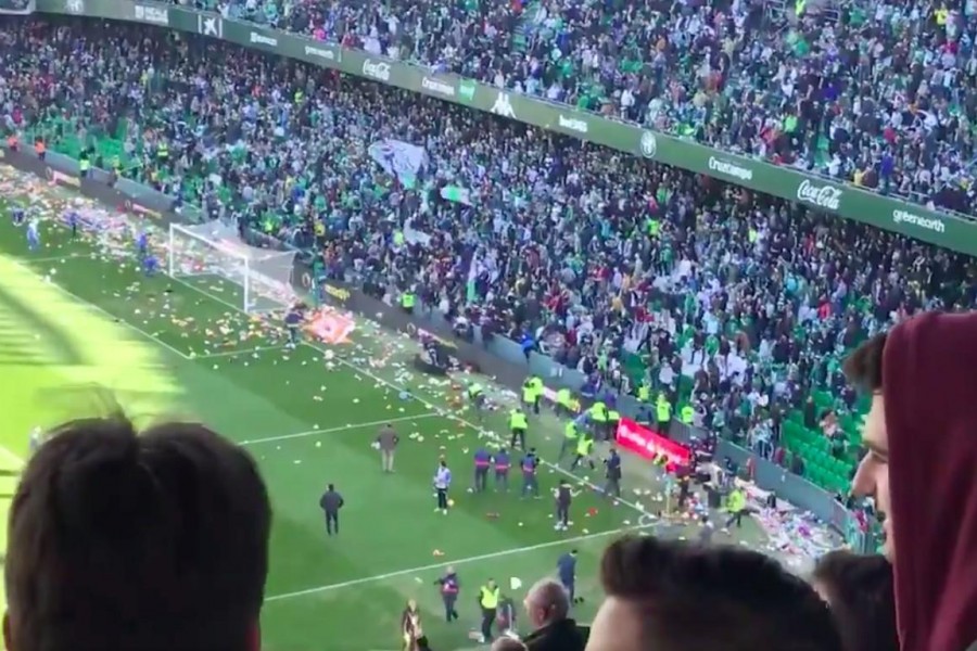 La pioggia di peluche nello stadio del Betis