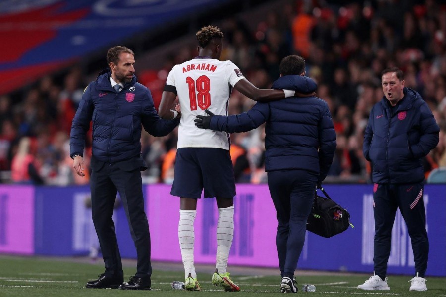 Tammy Abraham mentre esce dal campo infortunato passando accanto al ct inglese Southgate nei minuti finali del match contro l’Ungheria @Getty images