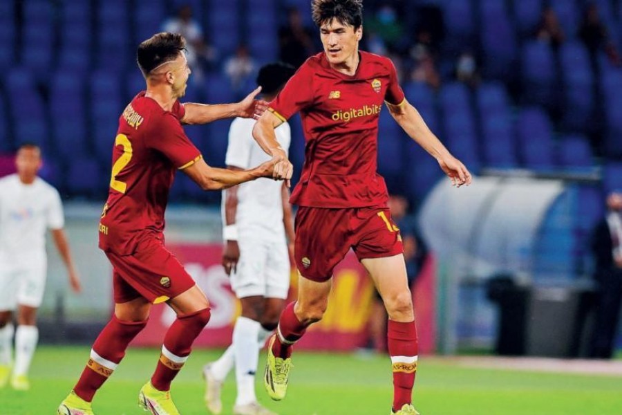 Eldor Shomurodov festeggiato da  El Shaarawy dopo il gol segnato nell’amichevole contro il Raja Casablanca (As Roma via Getty Images)