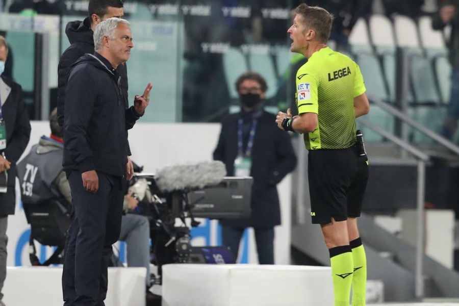 Mourinho a colloquio con Orsato durante Juventus-Roma, di Mancini