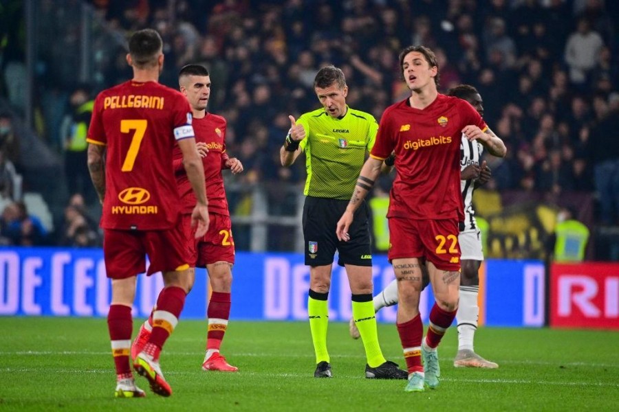 Orsato parla con Pellegrini durante Juventus-Roma (As Roma via Getty Images)