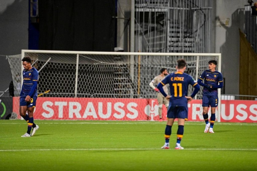 La delusione dei giocatori in campo in Norvegia (As Roma via Getty Images)