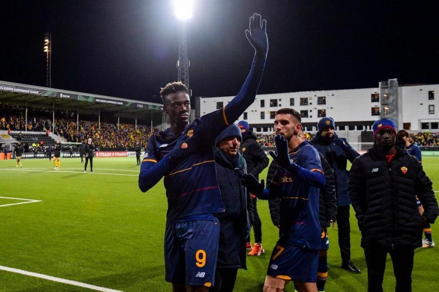 Abraham e Pellegrini sotto al settore dei romanisti in Norvegia (As Roma via Getty Images)