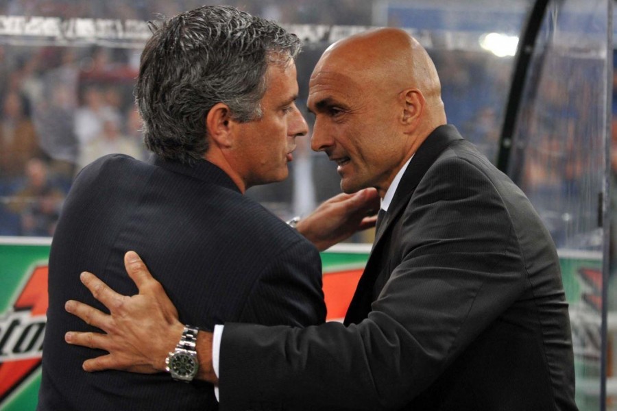 Un abbraccio tra Mourinho e Spalletti di tredici anni fa. Per l’esattezza era il 19 ottobre 2008. All’Olimpico c’era Roma-Inter @Getty Images