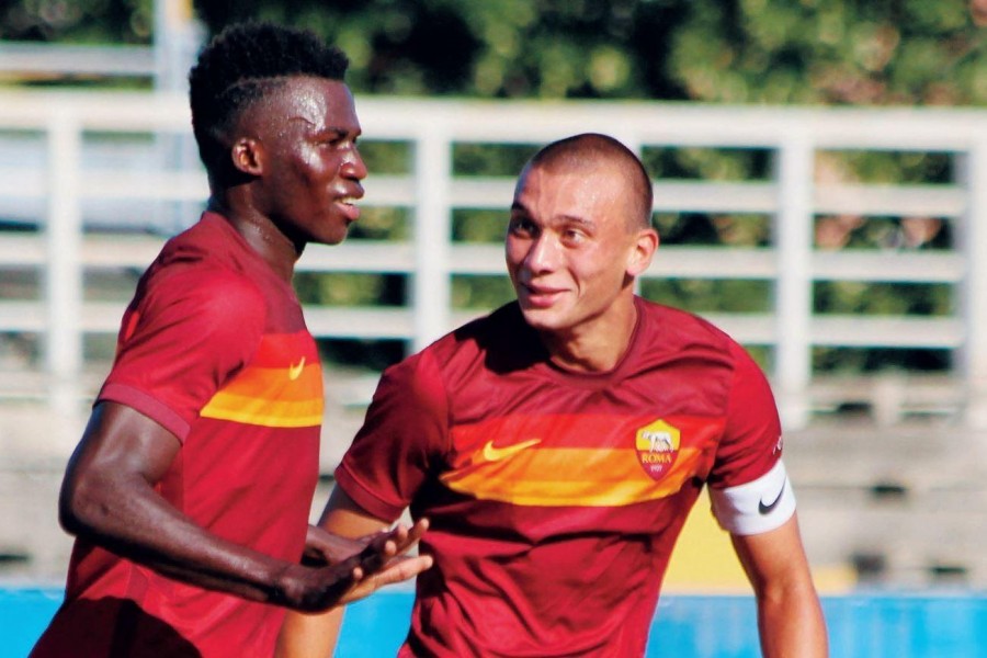 Una foto della scorsa stagione: il capitano dell’Under 18, Nicolò Evangelisti, esulta con Felix: il 31 agosto è passato all’Empoli, oggi sarà a Trigoria da avversario. Mentre Felix sarà in prima squadra, con Mourinho @Sprint e Sport