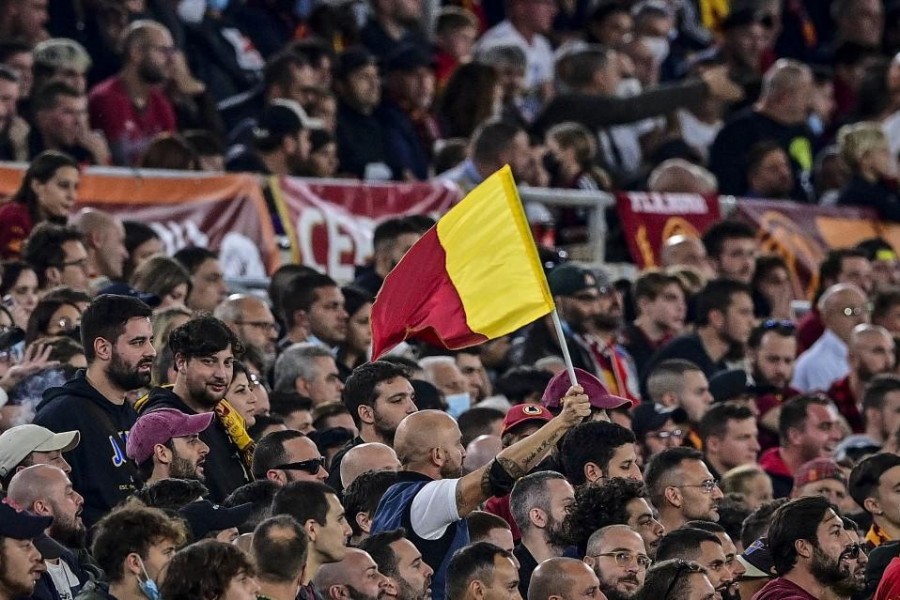 Un tifoso e la sua bandiera durante Roma-Napoli (As Roma via Getty Images)