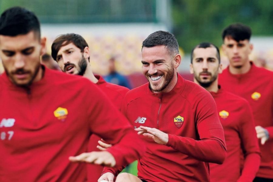 Sorrisi e nervi distesi durante l’allenamento della Roma a Trigoria: nella foto Pellegrini, Veretout, Viña, Mkhitaryan e Ibañez (As Roma via Getty Images)