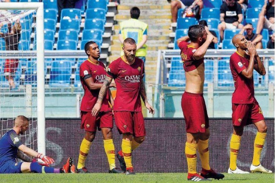 La delusione della Roma dopo ila pareggio del Chievo allo Stadio Olimpico, di LaPresse