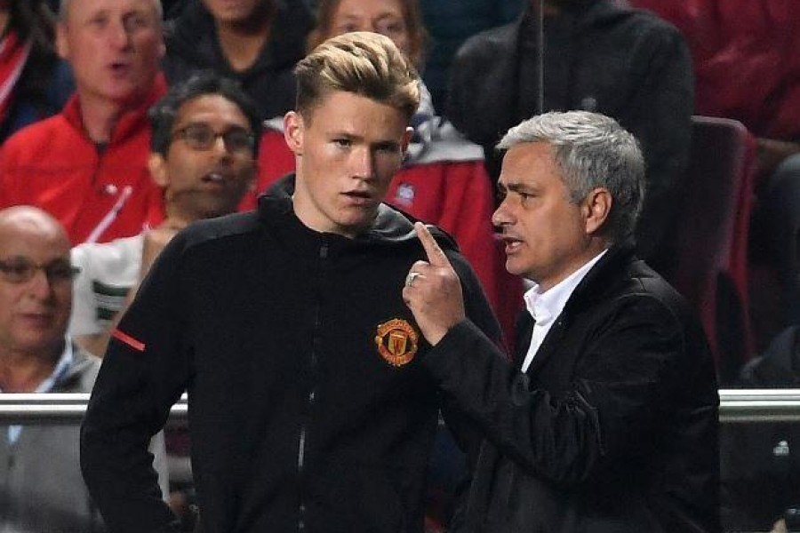 Mourinho con McTominay il 18 ottobre 2017, giorno del suo esordio in Champions League in casa del Benfica @Getty images