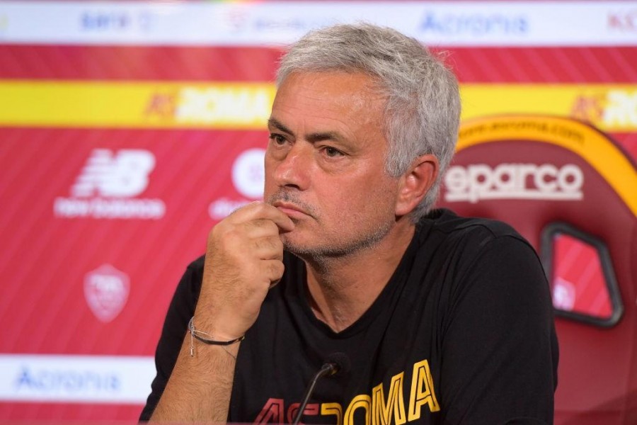 Mourinho in conferenza (As Roma via Getty Images)
