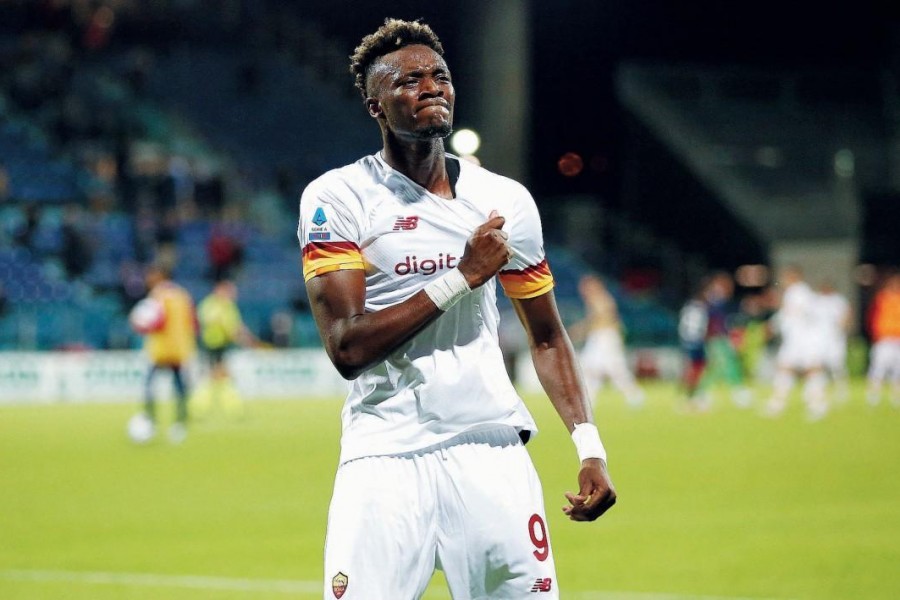 Tammy Abraham esulta sotto il settore dei romanisti a Cagliari, di Mancini