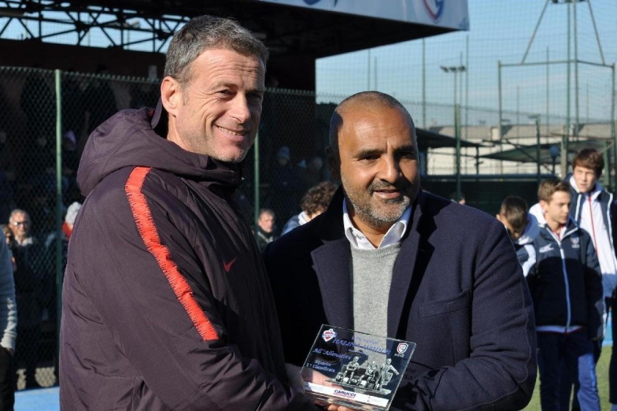 Alessandro Rubinacci, premiato da Fabio Liverani, come miglior tecnico del Torneo