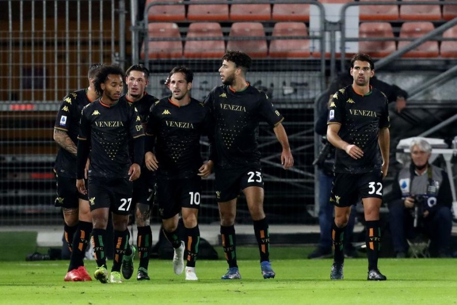 I giocatori del Venezia esultano dopo l'1-0 alla Salernitana al Penzo (Getty Images)