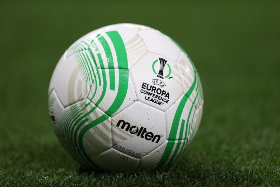 Il pallone ufficiale della Conference League (Getty Images)