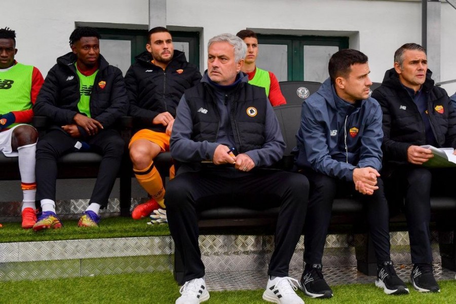 Mourinho in panchina al Penzo (As Roma via Getty Images)