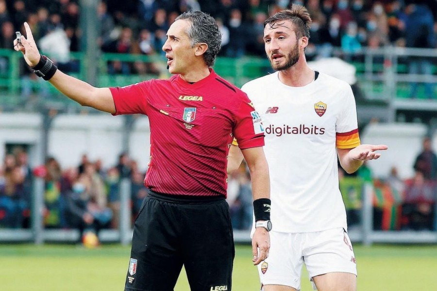 Cristante prova a protestare con l’arbitro Aureliano, ma il fischietto di Bologna fa inta di nulla, di Mancini