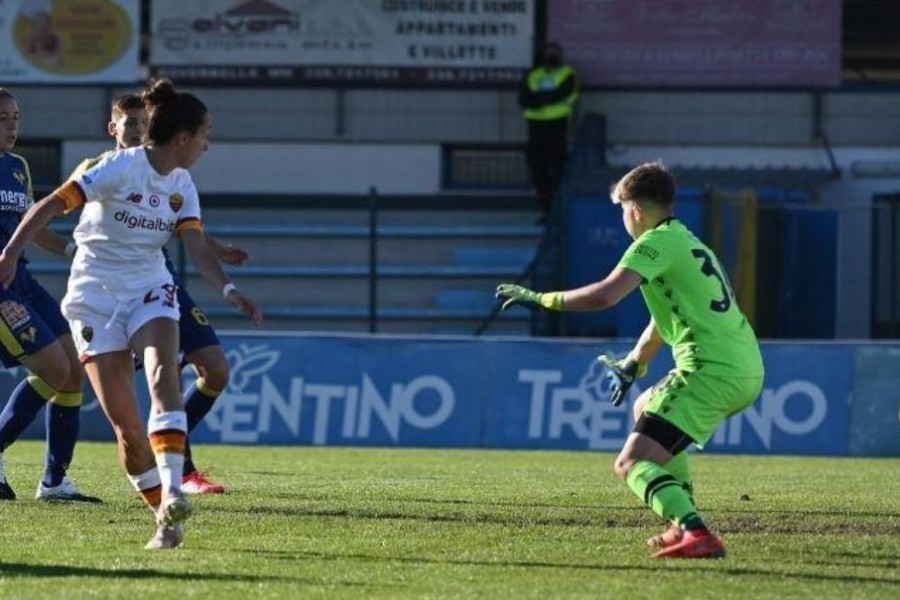 Il gol di tacco di Lazaro sabato contro il Verona (As Roma via Getty Images)
