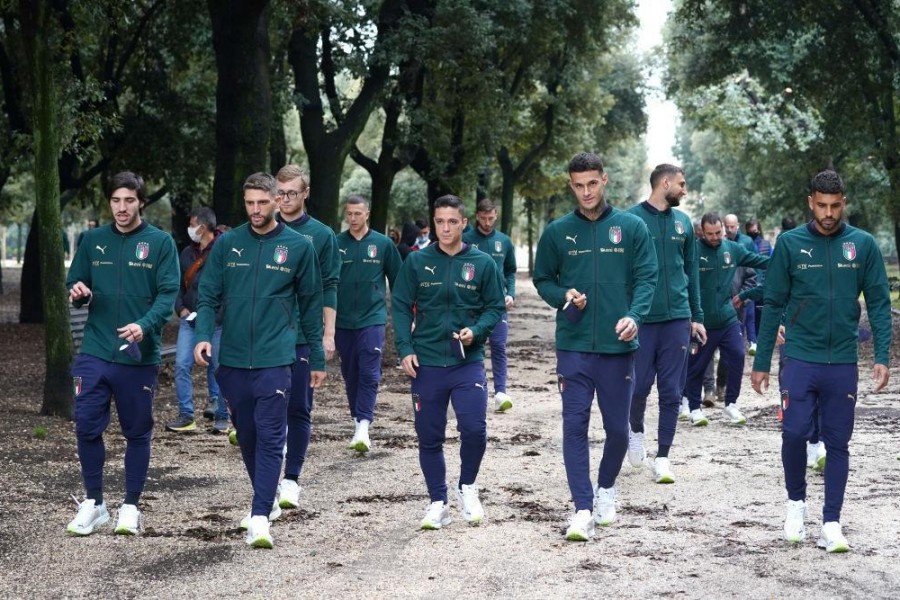 Una passeggiata degli Azzurri ieri a Villa Borghese in attesa dell’allenamento pomeridiano. In prima fila Tonali, Berardi, Raspadori, Scamacca ed Emerson Palmieri