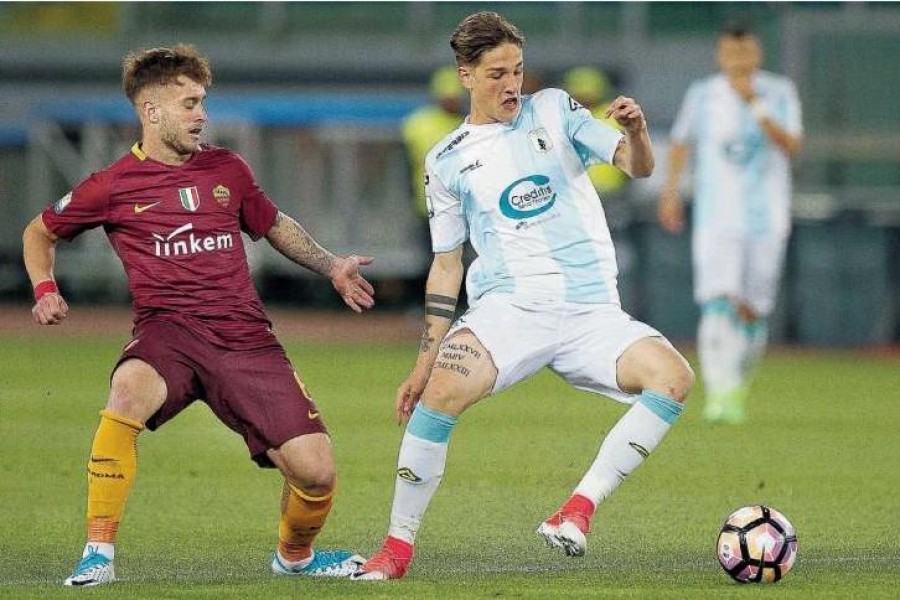 Nicolò Zaniolo pressato dal romanista Bordin, durante la finale di Coppa Italia Primavera, di Mancini