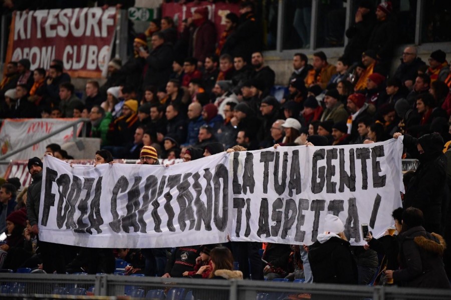 Lo striscione per De Rossi, di LaPresse