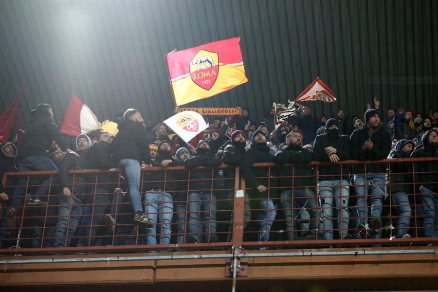 Tifosi della Roma a Marassi nell'ultima trasferta aperta al pubblico, nel gennaio 2020, di Mancini