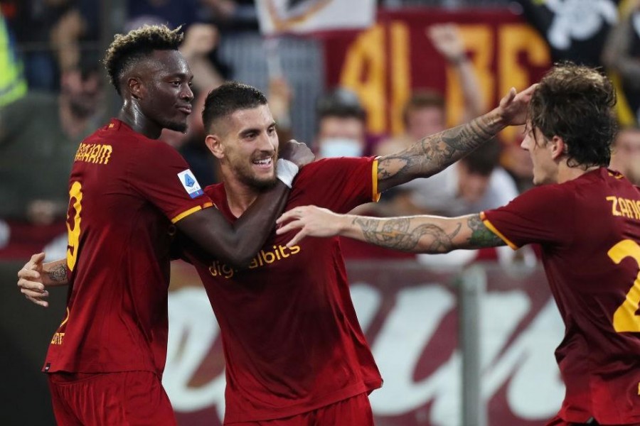 Abraham, Pellegrini e Zaniolo festeggiano sotto la Sud (Getty Images)