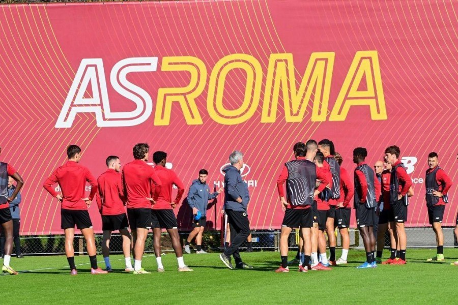 Mourinho parla alla squadra (As Roma via Getty Images)