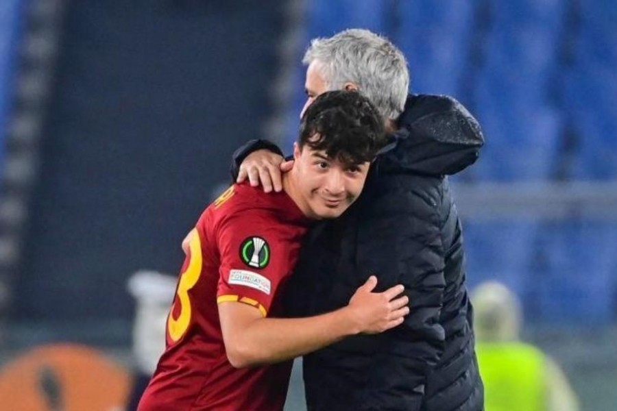 Missori abbraccia Mourinho dopo il triplice fischio all'Olimpico (As Roma via Getty Images)