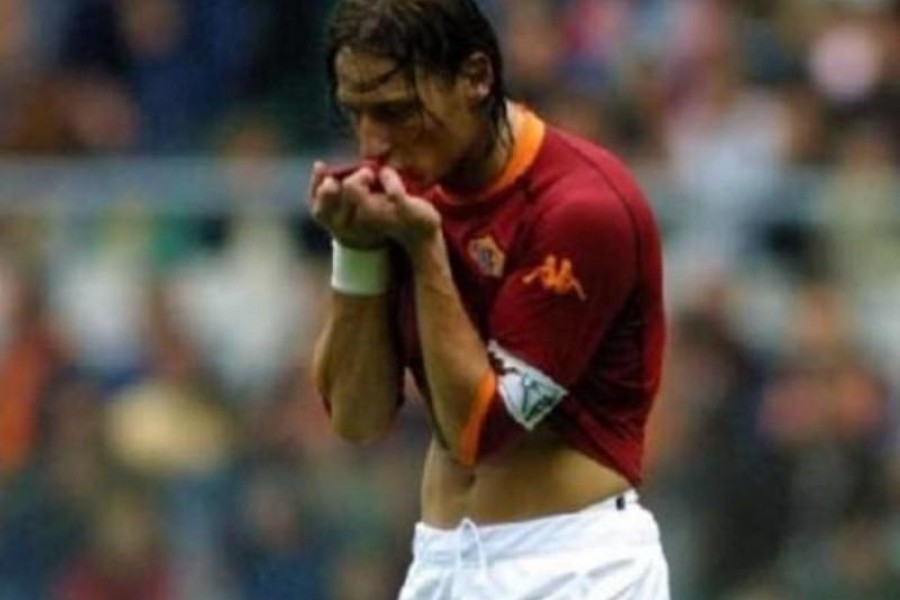 Totti bacia la maglia della Roma (Getty Images)