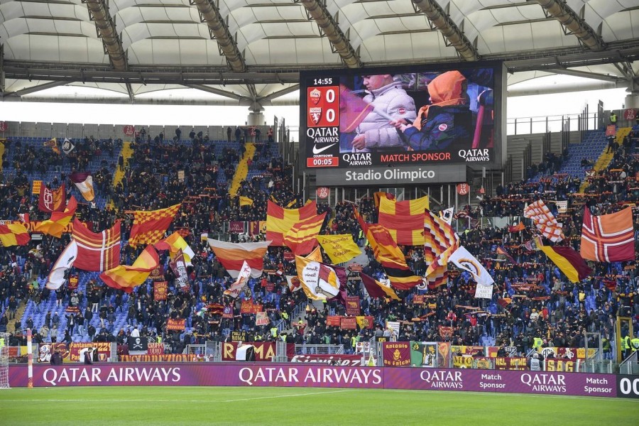 Gli inusuali “buchi” in Curva Sud a pochi minuti dall’inizio di Roma-Torino, dovuti alle file per i minuziosi controlli, di LaPresse