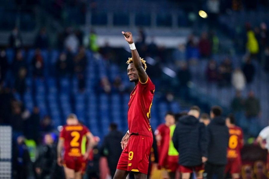 Abraham esulta verso i tifosi (As Roma via Getty Images)