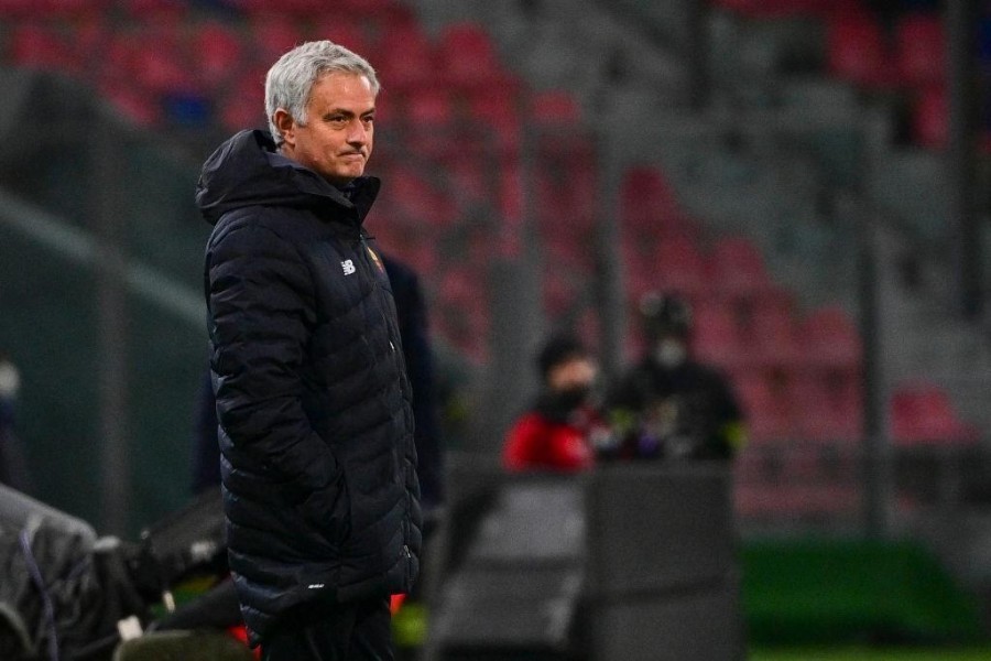 Mourinho in panchina al Dall'Ara (As Roma via Getty Images)