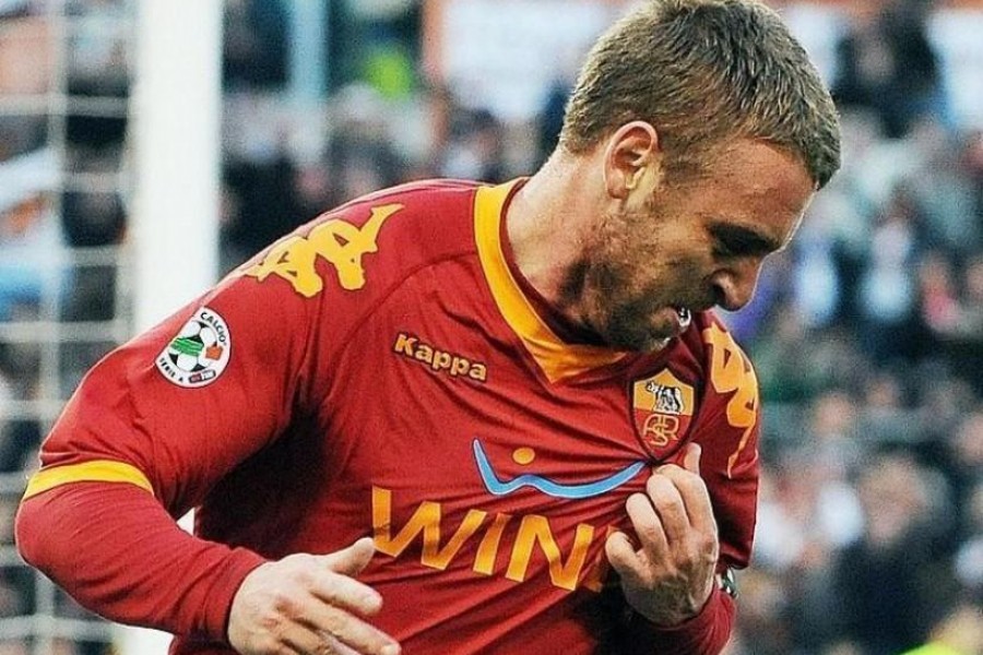 Daniele De Rossi bacia la maglia dopo il gol all'Inter nel 2010 (Getty Images)