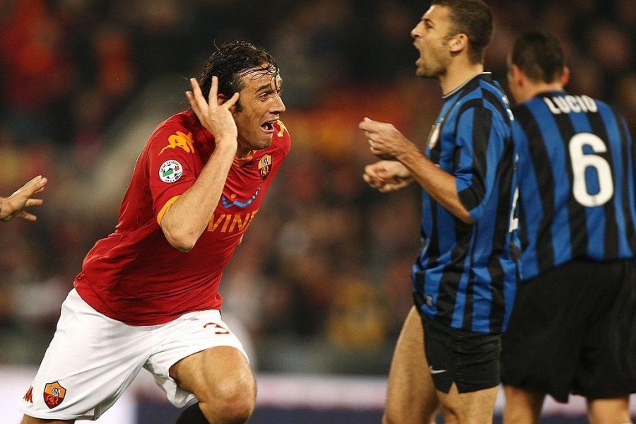 Luca Toni festeggia dopo il gol all'Inter, 2010 (Getty Images)