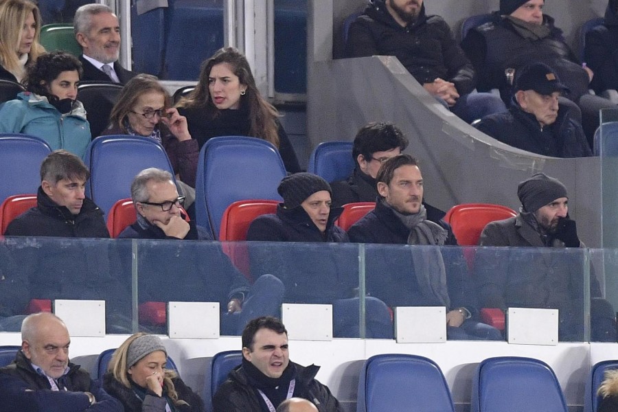 Guido Fienga in tribuna in compagnia di Massara, Baldissoni, Totti e Monchi, di LaPresse