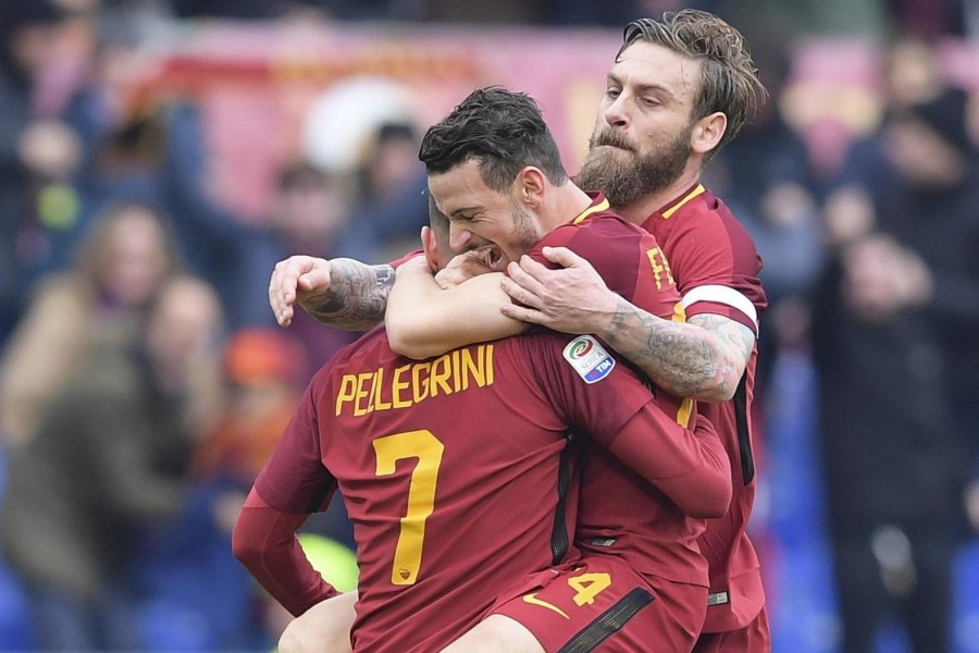 L'abbraccio tra Lorenzo Pellegrini, Florenzi e De Rossi, di LaPresse