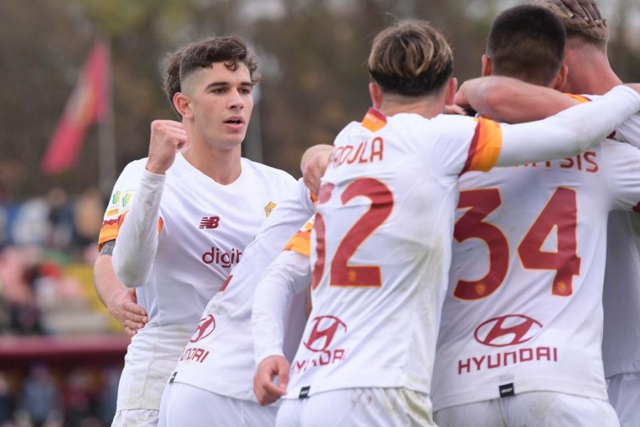 Giallorossi esultano contro il Cosenza (As Roma via Getty Images)