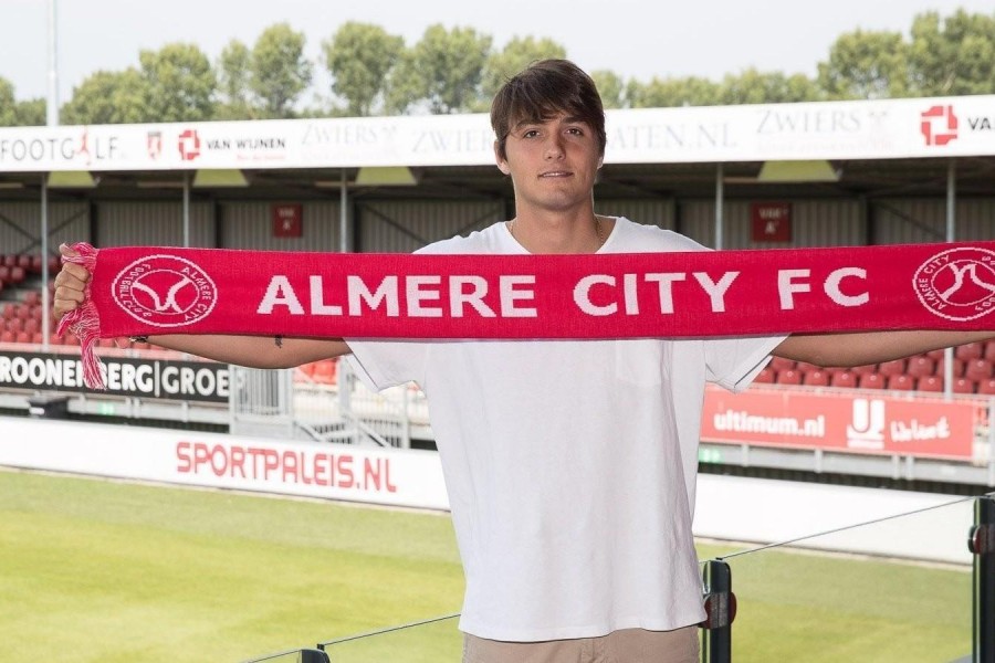 Edoardo Soleri con la sciarpa dell'Almere