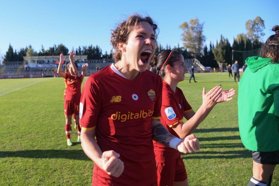 Elena Linari festeggia la vittoria del derby (Photo by Luciano Rossi/AS Roma via Getty Images)