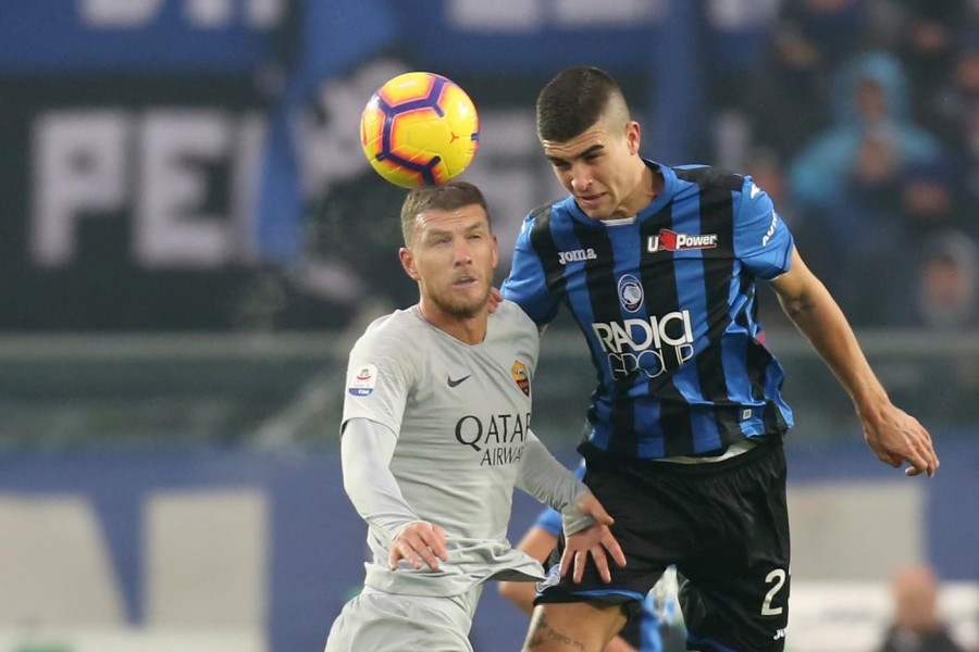 Edin Dzeko in contrasto aereo con Gianluca Mancini, di LaPresse