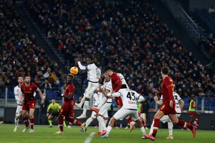 Il colpo di testa di Ibañez  valso il 2-0 allo Spezia (As Roma via Getty Images)