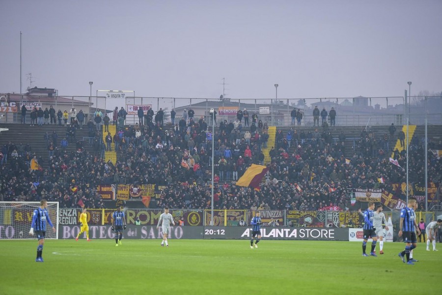 Il settore dei tifosi giallorossi a Bergamo, di LaPresse