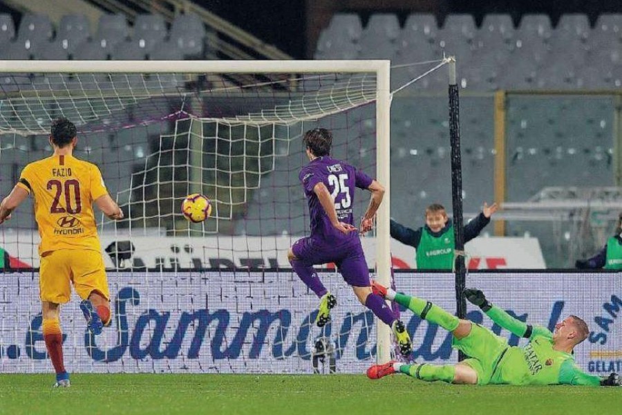 Uno dei momenti della debacle contro la Fiorentina, di LaPresse